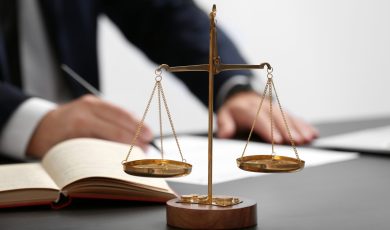 Trois nouveaux décrets parus au Journal Officiel concernant l’aide à domicile en juillet 2024